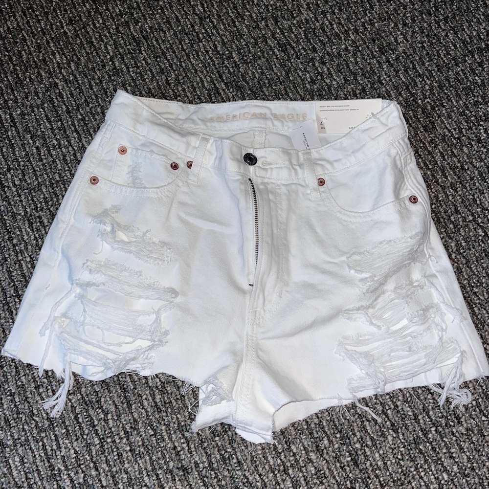 White high rise ‘90s boyfriend shorts
